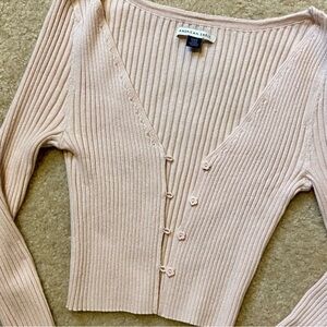 American Eagle Light Pink Ribbed Button-Up Cropped Cardigan | Medium